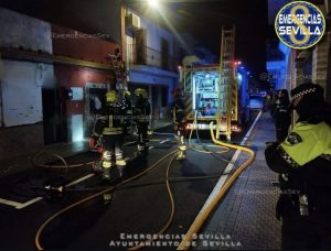 Un incendio en una vivienda de la calle Enamorados moviliza a los servicios de emergencia en Bellavista